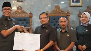 Wali Kota bersama pimpinan DPRD Kota Sukabumi di paripurna raperda APBD 2026 (Sumber: dokpim kota sukabumi)