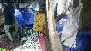 Rekaman CCTV seorang pria terduga pelaku pencurian di salah satu kios Pasar Palabuhanratu Sukabumi. (Sumber : Tangkapan layar video CCTV).