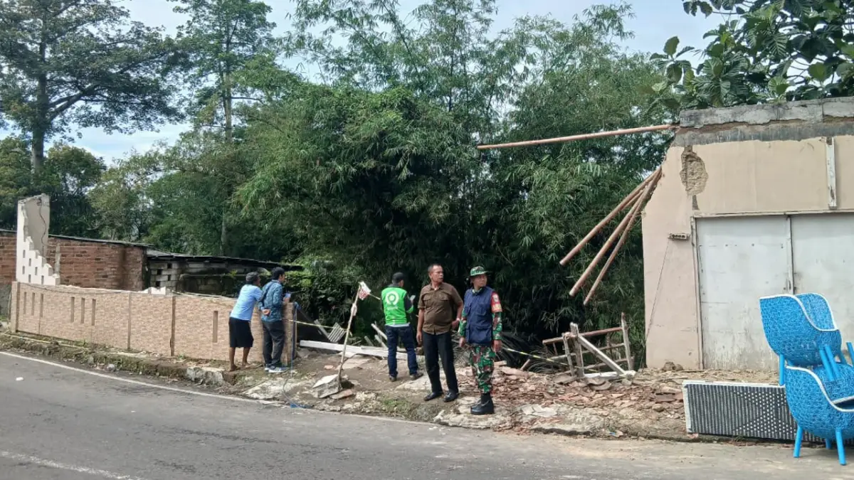 Rumah 2 Lantai di Dayeuhluhur Kota Sukabumi Ambruk, Diduga Kualitas Bangunan Lemah