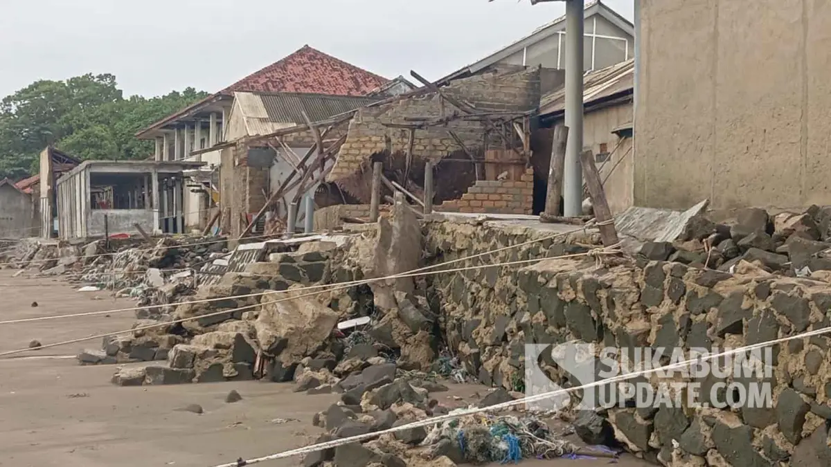 Kondisi bangunan Tempat Pelelangan Ikan (TPI) Ujunggenteng di Kecamatan Ciracap, Sukabumi, yang mengalami kerusakan pada dinding dan pondasi akibat terjangan banjir rob, Selasa (11/11/2025).