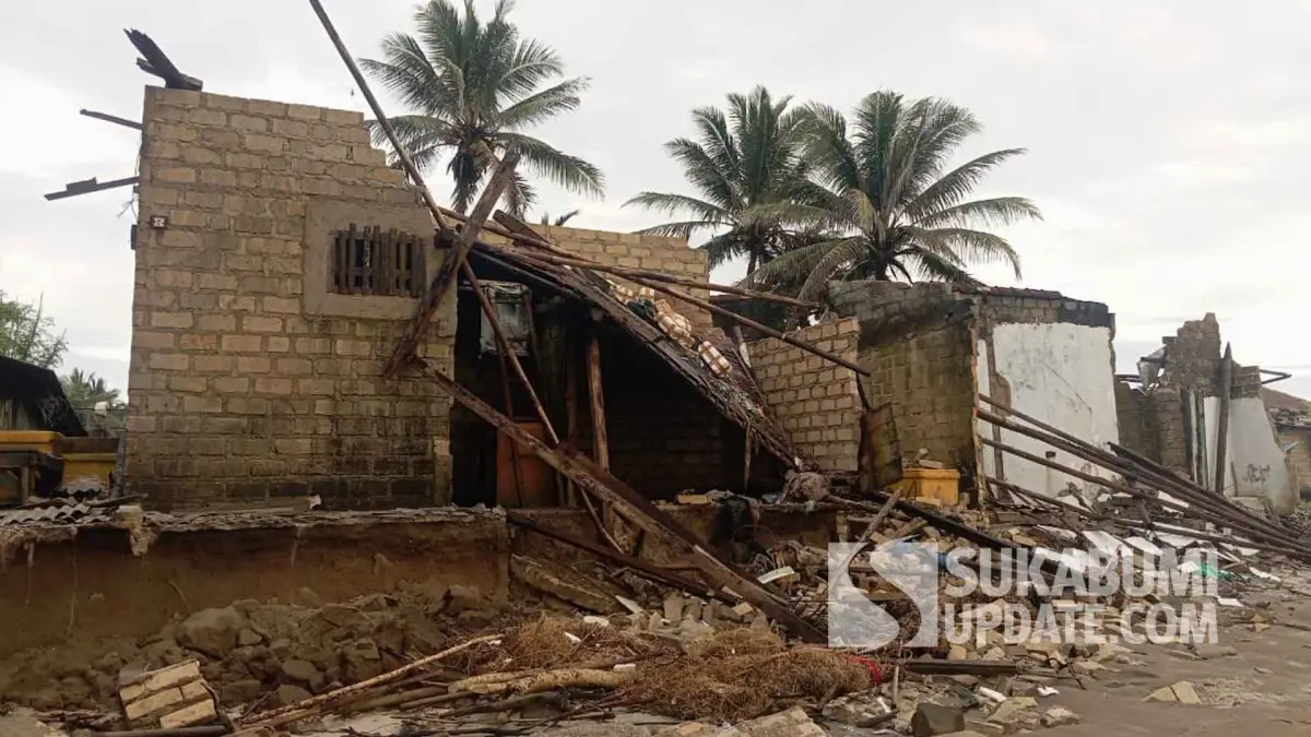 Terjangan Banjir Rob Rusakkan TPI dan 7 Kios Nelayan Ujunggenteng, Kerugian Rp350 Juta