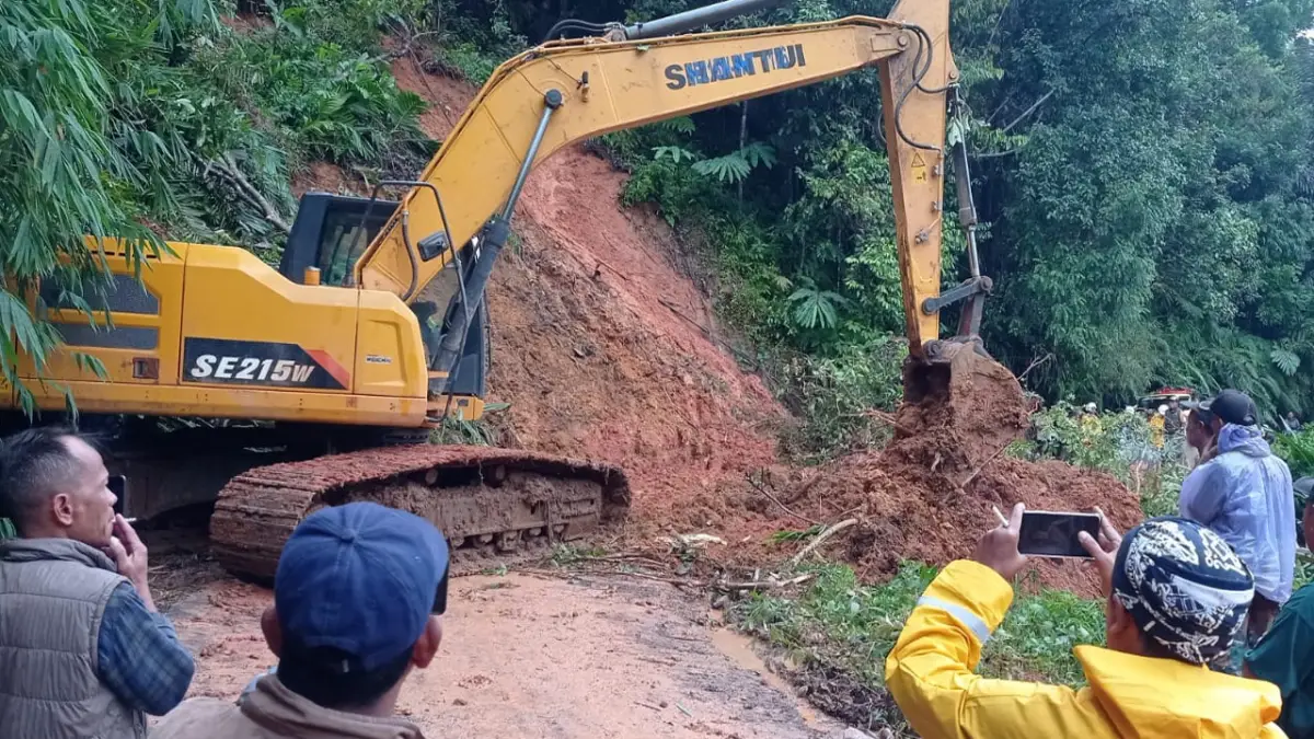 Hujan Deras Picu Longsor di Ciemas Sukabumi, Akses Jalan Sempat Tertutup