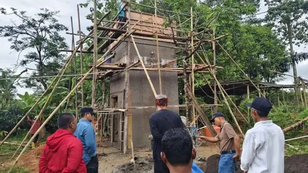 Disperkim Kabupaten Sukabumi meninjau progres pembangunan sarana air bersih di Desa Bantarpanjang, Kecamatan Jampangtengah, yang kini memasuki tahap penyelesaian. (Sumber Foto: Istimewa)