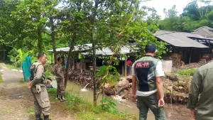 Satpol PP saat meninjau pabrik aci di Bojonggenteng, Kabupaten Sukabumi | Foto : Dok. Pol PP