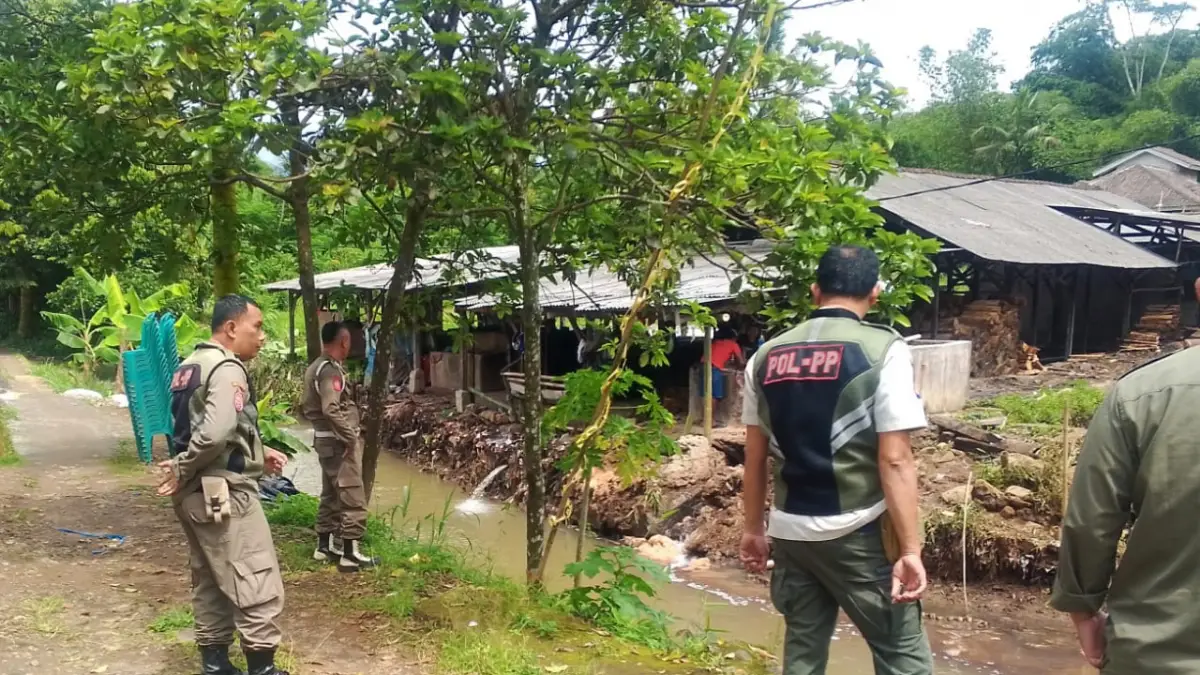 Satpol PP Sukabumi Temukan Penyempitan Sungai Akibat Limbah Pabrik Aci di Bojonggenteng