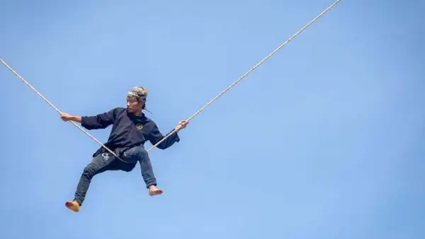 Atraksi seni lais memeriahkan West Java Festival (WJF) 2025 di Kiara Artha Park Bandung, Minggu (10/11/2025). (Sumber: Humas Jabar)