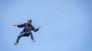 Atraksi seni lais memeriahkan West Java Festival (WJF) 2025 di Kiara Artha Park Bandung, Minggu (10/11/2025). (Sumber: Humas Jabar)