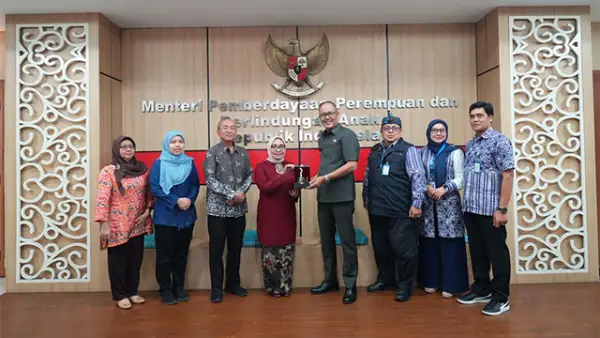 Menteri PPPA  Arifah Fauzi bersama Wali Kota Sukabumi, H. Ayep Zaki, dan didampingi Kepala Dinas Dalduk KPB3A Kota Sukabumi. (Sumber : Dokpim).