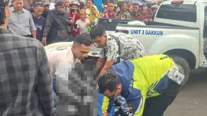 Polisi dan warga evakuasi korban kecelaakaan di karangtengah cibadak Kabupaten Sukabumi (Sumber: dok warganet)