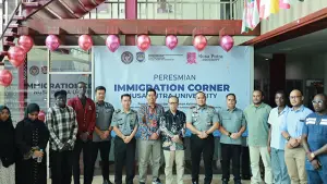 Rektor Nusa Putra University bersama Kepala Kantor Imigrasi Kelas I Non-TPI Sukabumi, dan mahasiswa lokal juga internasional, Senin 10 November 2025. (Sumber : NPU).