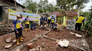 Dinas Pekerjaan Umum (PU) Kabupaten Sukabumi saat kegiatan bedah rumah tidak layak huni (RTLH) di Desa Mekarnangka, Kecamatan Cikidang. (Sumber : SU/Ibnu Sanubari).