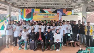 Dinsos Sukabumi saat melaksanakan kegiatan Peningkatan Kapasitas bagi Pengurus Karang Taruna Desa Se-kecamatan Gunungguruh, Kabupaten Sukabumi, P2WKSS Tahun 2025. (Sumber : Istimewa.).