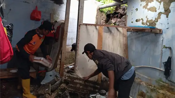 Kondisi rumah warga yang terendam banjir akibat TPT ambruk di Kecamatan Gunungpuyuh  Kota Sukabumi. (Sumber : Istimewa.).