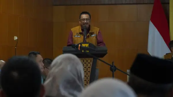 Bupati Sukabumi Asep Japar saat memberikan arahan dalam kegiatan sinergitas kewilayahan di Pendopo. (Sumber : Diskominfosan Kab. Sukabumi)