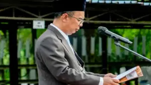 Senior Manager Unit PLN Indonesia Power UBP Jabar 2 Pelabuhan Ratu, Bowo Pramono, saat menjadi inspektur upacara di Hari Pahlawan Nasional | Foto : Dok. PLN IP