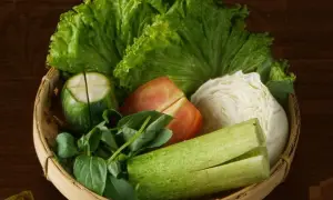 Lalapan mentah ada daun kemangi dan timun yang dipercaya bisa bantu hilangkan bau badan (Sumber : Instagram/@rempahdesaofficial)