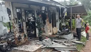 Petugas bersama warga memeriksa sisa puing rumah yang hangus terbakar di Kampung Babakan Cikadu, Desa Neglasari, Kecamatan Purabaya, Kabupaten Sukabumi, Rabu (12/11/2025). (Sumber Foto: P2BK Purabaya)