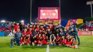 Pemain Timnas Indonesia U-17 dan staff pelatih melakukan foto bersama setelah laga menghadapi Honduras di ajang Piala Dunia U-17 2025 (Sumber: Instagram/@novarianto30)