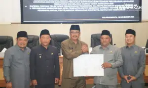 Bupati Sukabumi Asep Japar dan pimpinan DPRD Kabupaten Sukabumi sepakati hasil evaluasi gubernur terkait RAPBD 2026. (Sumber Foto: Dokpim Pemkab Sukabumi)