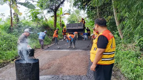 Pelaksanaan pemeliharaan rutin ruas jalan Cihulengtonggoh-Caringin di Kecamatan Caringin, Kabupaten Sukabumi. | Foto : Dok. UPTD PU
