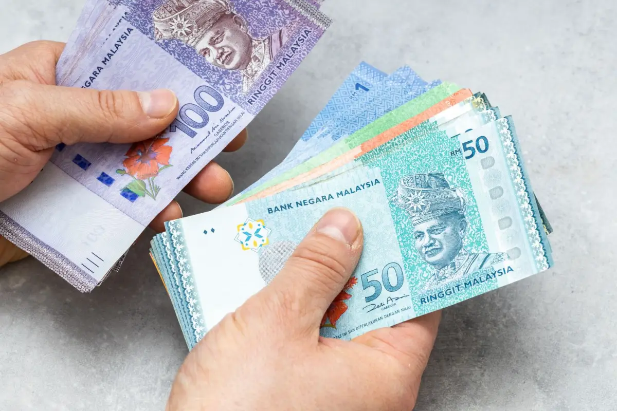 Ringgit tembus Rp4.000! Ini bukan sekadar berita ekonomi, tapi pukulan telak ke dompet traveler & dilema personal finance.