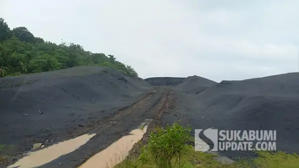 Potret gundukan pasir besi di Pantai Karang Bolong Desa Cidahu, Kecamatan Cibitung, Kabupaten Sukabumi. (Sumber : SU/Ragil Gilang).