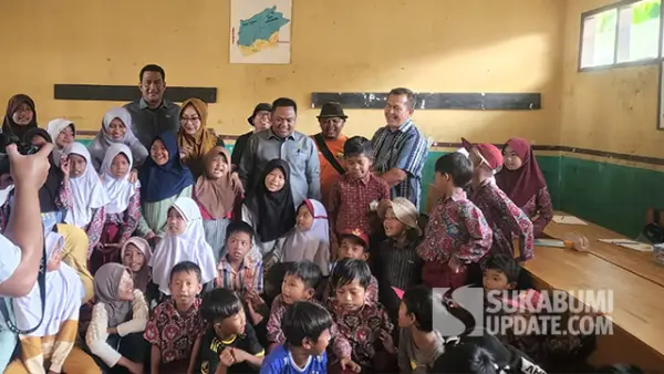 Potret Kebersamaan DPRD Sukabumi dan anak-anak SDN Cikahuripan saat pemberian 100 pasang sepatu. (Sumber : SU/Ilyas).