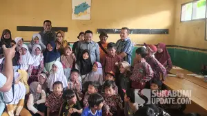 Potret Kebersamaan DPRD Sukabumi dan anak-anak SDN Cikahuripan saat pemberian 100 pasang sepatu. (Sumber : SU/Ilyas).