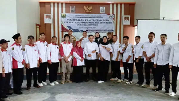 DPMD Sukabumi saat melaksanakan Pembekalan Panitia Pemilihan Kepala Desa Pengganti Antar Waktu Desa Kalibunder, pada Rabu (12/11/2025). (Sumber : Istimewa.).