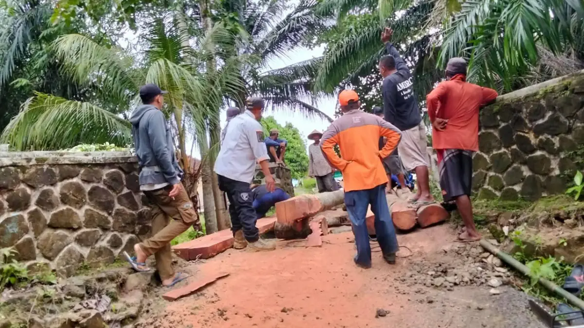 Warga Dua Desa di Ciracap Sukabumi Gotong Royong Perbaiki Jembatan Penghubung yang Rusak