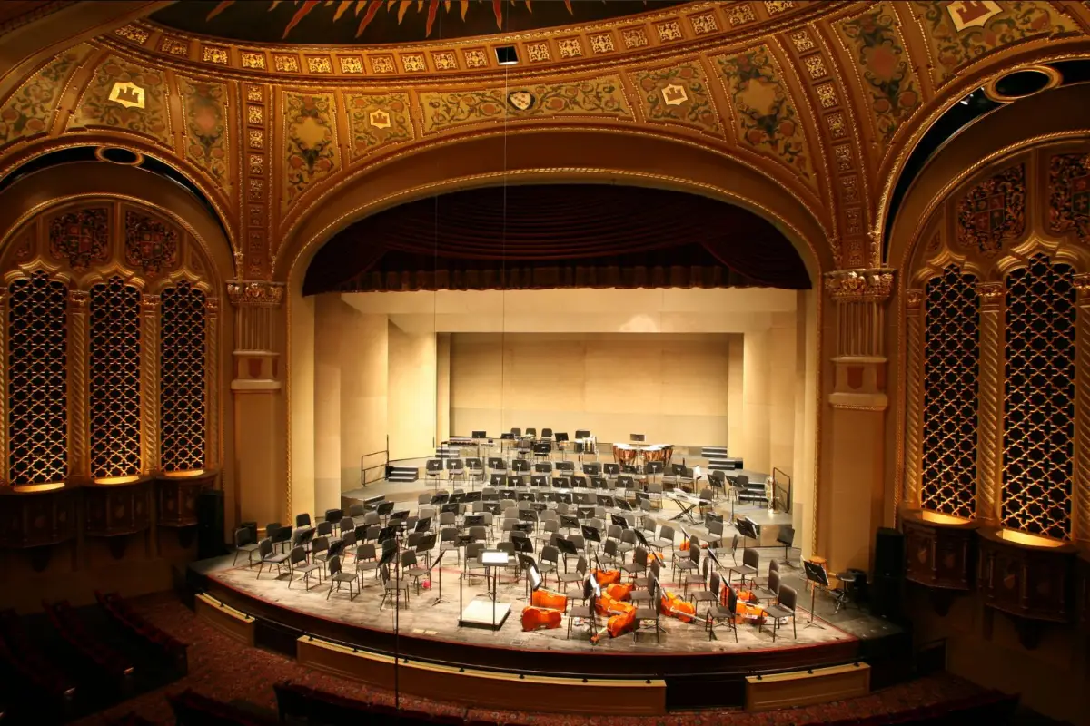 Teatro d'Opera (Opera House) sebutan paling umum dan formal untuk bangunan tempat opera dipentaskan. Seluruh pertunjukan, termasuk penampilan penyanyi Sopran utama, dilakukan di sini. Contoh terkenal adalah La Scala di Milan atau Teatro San Carlo di Napol