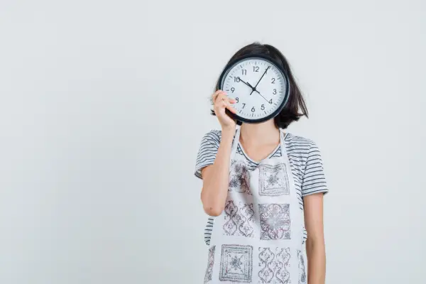 Ilustrasi Perespsi Waktu, Senin Terasa Lama, Jumat Cepat Berlalu? Ini Penjelasan Psikologi Persepsi Waktu (Sumber : Freepik/@8photo)