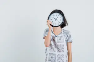 Ilustrasi Perespsi Waktu, Senin Terasa Lama, Jumat Cepat Berlalu? Ini Penjelasan Psikologi Persepsi Waktu (Sumber : Freepik/@8photo)