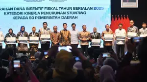 Wali Kota Sukabumi Ayep Zaki bersama para kepala daerah saat menerima insentif fiskal dari pemerintah pusat | Foto : Dokpim