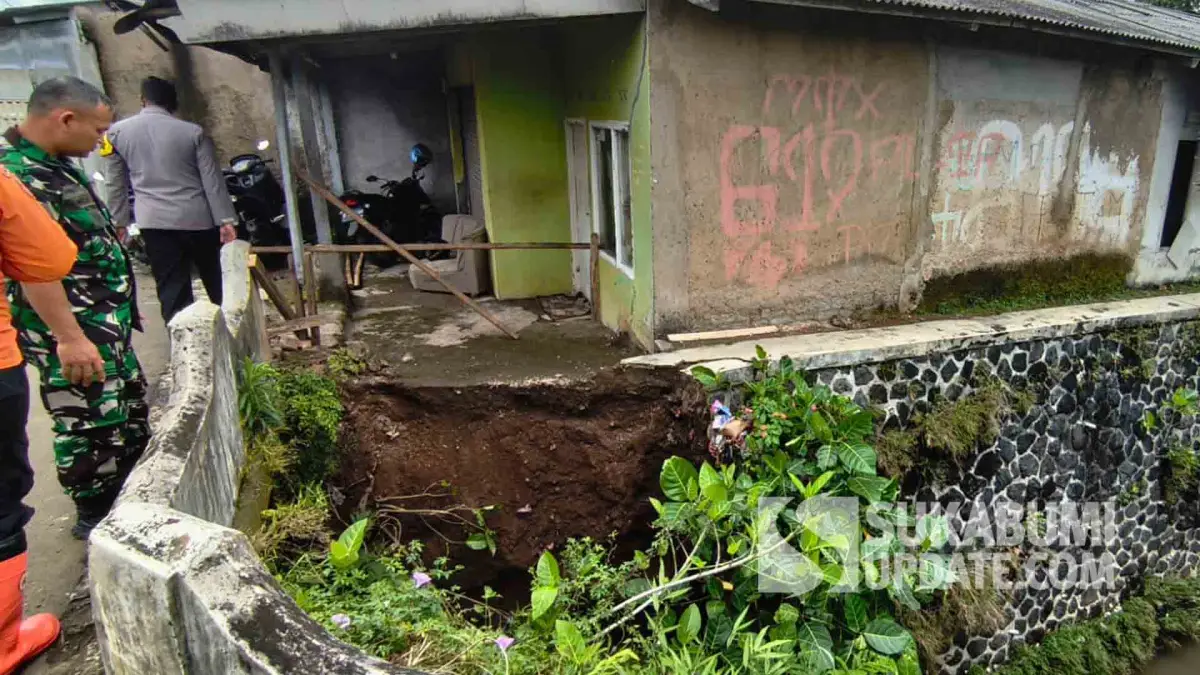Rumah Lansia di Cisaat Sukabumi Terancam Amblas ke Sungai Akibat Longsor