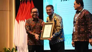 Wagub Jabar Erwan Setiawan saat menerima piagam penghargaan dari Menko PMK Pratikno. (Sumber Foto: Biro Adpim Jabar)