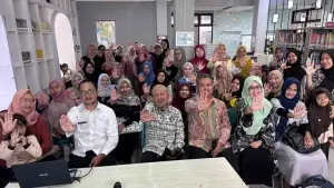 Narasumber berfoto bersama peserta kegiatan KOPI BAPER bertema Stop Bullying yang digelar Diarpus Kabupaten Sukabumi. (Sumber Foto: Istimewa)