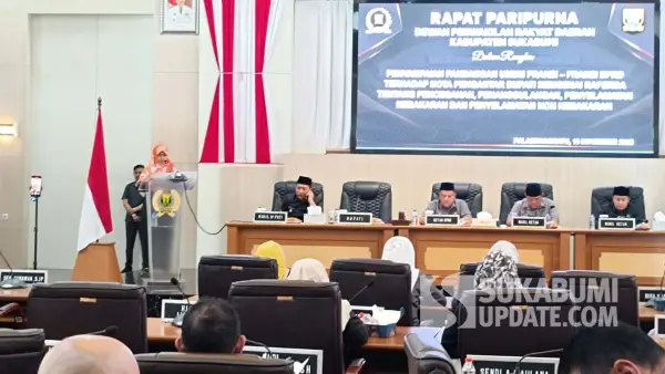 Ketua Fraksi PKS DPRD Kabupaten Sukabumi, Leni Liawati saat membacakan pandangan umum Fraksi dalam Rapat Paripurna Kamis (13/11/2025). (Sumber Foto: SU/Ilyas)