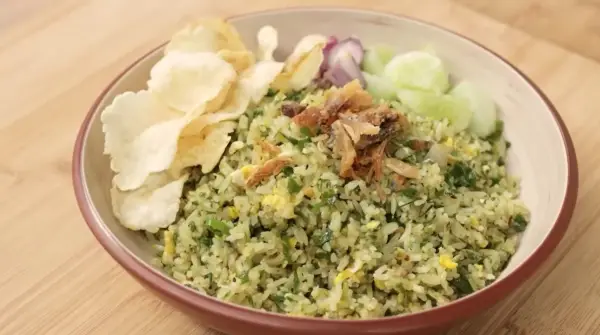 Nasi Goreng Cabe Ijo Ikan Asin: Perpaduan Pedas dan Gurih yang Wajib Dicoba (Sumber : Youtube | Devina Hermawan)