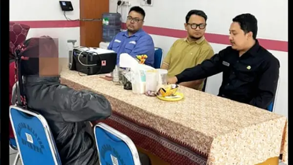 UPTD PPA Sukabumi saat pendampingan konseling psikologis dan konsultasi hukum kepada keluarga dan korban kasus kekerasan seksual anak di Kecamatan Kadudampit, Jumat 18 Juli 2025. (Sumber : Dok DP3A).