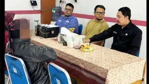 UPTD PPA Sukabumi saat pendampingan konseling psikologis dan konsultasi hukum kepada keluarga dan korban kasus kekerasan seksual anak di Kecamatan Kadudampit, Jumat 18 Juli 2025. (Sumber : Dok DP3A).