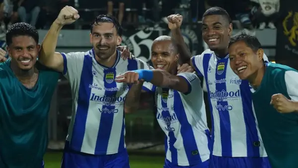 Para pemain Persib Bandung tengah melakukan selebrasi gol Andrew Jung saat mengalahkan Bali United. (Sumber: Instagram/@andrewcadabra)