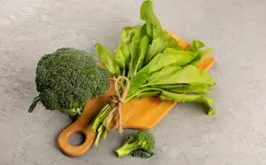 Ilustrasi Sayuran Penambah ASI, Dari Daun Katuk sampai Bayam Rekomendasi Sayuran Penambah ASI (Sumber : Freepik/@KamranAydinov)