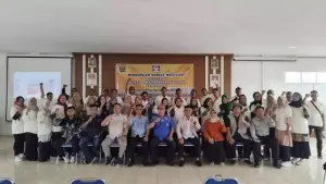 Para peserta kegiatan pembimbingan sosial dan motivasi bagi calon Pekerja Sosial Masyarakat (PSM) berfoto bersama pemateri dari Dinsos Kabupaten Sukabumi. (Sumber Foto: Istimewa)