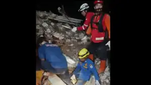 Proses pencarian korban longsor di Majenang Cilacap Jawa Tengah (Sumber: BNPB)