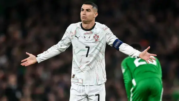 Reaksi Cristiano Ronaldo setelah mendapatkan kartu merah di laga menghadapi Irlandia tadi malam. (Sumber: web/espn.com)
