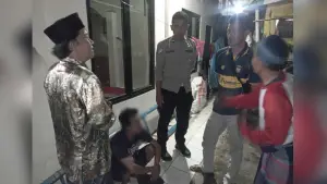 Pria ODGJ saat diamankan Polisi. (Sumber: Dok : Warga)