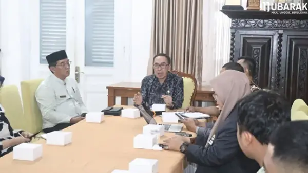 Sekretaris Daerah Kabupaten Sukabumi, Ade Suryaman saat Rapat Koordinasi TP2GD yang berlangsung di Gedung Negara Pendopo Sukabumi, Jumat (14/11/2025). (Sumber : Dokpim).