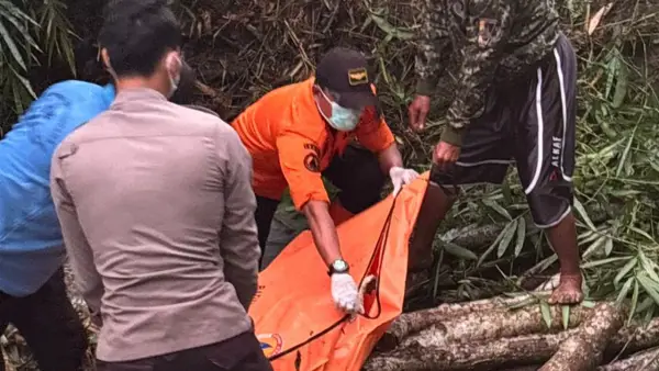 Mayat di aliran sungai Ciparanje, tegalbubleud Sukabumi saat dievakuasi petugas. jumat (14/11/2025). (Sumber: Dok P2BK Tegalbuleud)