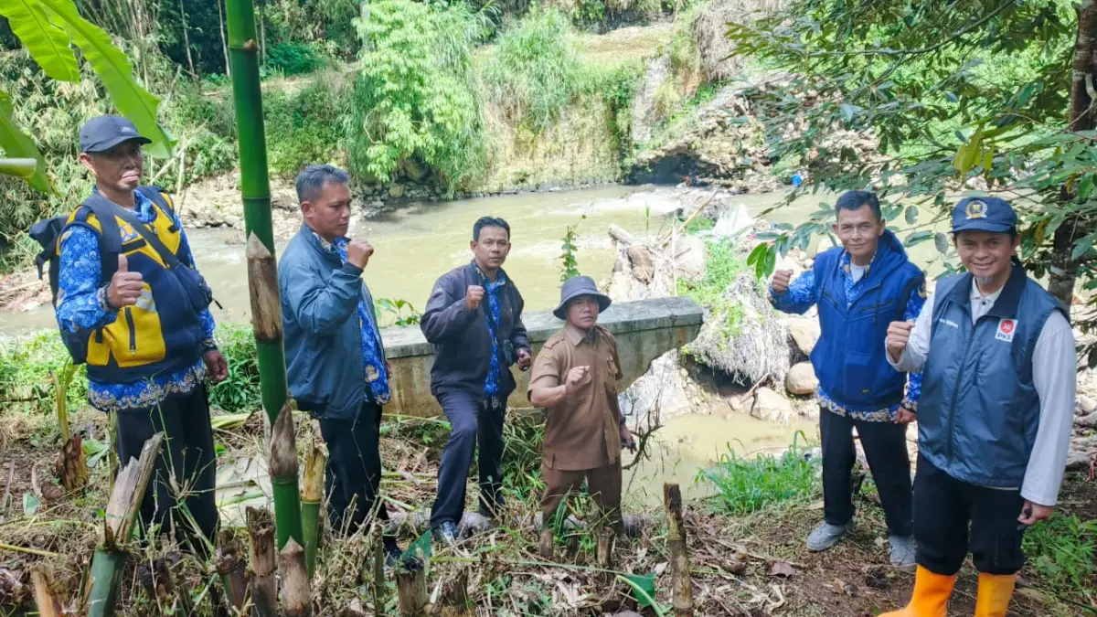 Anggota DPRD Sukabumi Iwan Ridwan Tinjau Bendungan Jebol di Cisaat, Petani Terancam Gagal Tanam